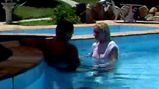 Good sex in the pool