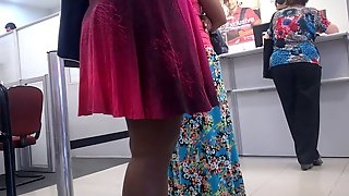 Nega de vestido e calcinha socada na..