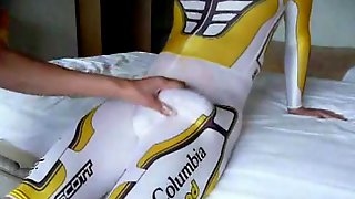 Guy gets wanked in latex sports-trousers