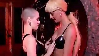 Shaved Head Woman With Strapon (kruppe)