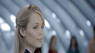 Laura Vandervoort - V
