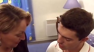 French mature milf in stockings fucks a..