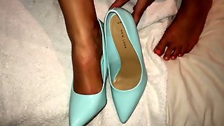 Shoejob and cum in her pointy blue heels
