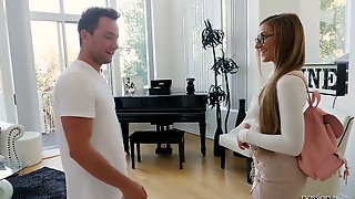 Tanned blonde Moka Mora is having crazy..