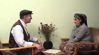 Yasli amca turbanli karisini sikiyor..